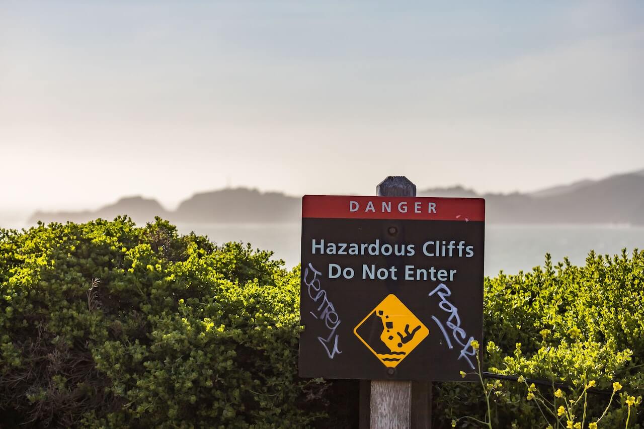 Golf cliff hazard