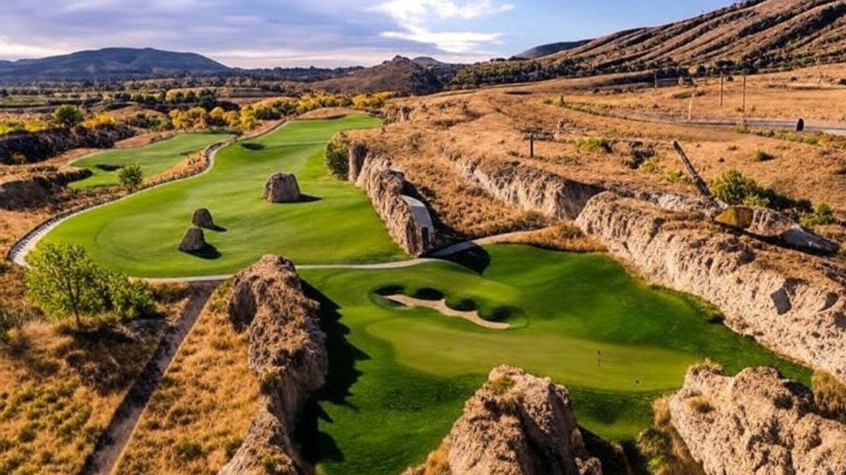 Colorado mountain golf with a fairway framed by red rock formations west of Denver, Arrowhead-style terrain.