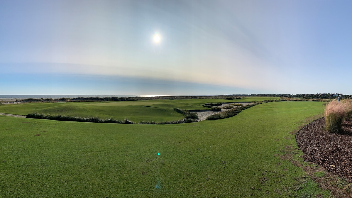 The 18th green of the Ocean Course at Kiawah Island beside the dunes